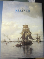 Kertomus Suomen ainoan meri- ja arkkitehtuurimaalari Oscar Kleinehin (1846-1919) elämästä ja matkoista Suomenlahden saaristossa, Norjan ja Ranskan rannikoilla ja Välimerellä.
