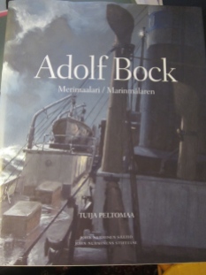 Merimaalari Adolf Bockin (1890-1968) elämä yli kahden maailmansodan ja kolmen kotimaan rajojen Saksasta Suomeen ja Ruotsiin. Kuvituksena runsaasti maalauksia suomalaisten laivojen ja merenkulun historiasta.
